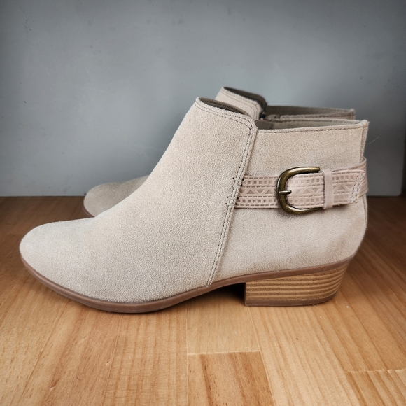 Clarks Collection Addiy Kara Ankle Boots Women's 10 Sand Suede - Picture 2 of 13